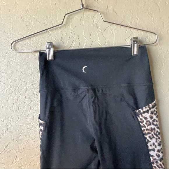 Zyia Black crop legging with cheetah stripe - Picture 5 of 8